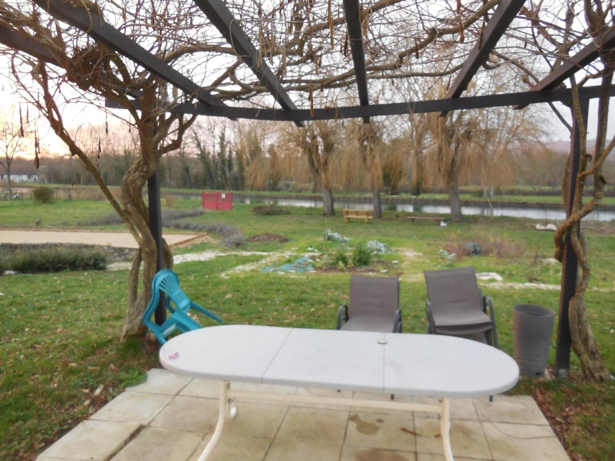 Calme Au Canal De Centre Dennevy 외부 사진
