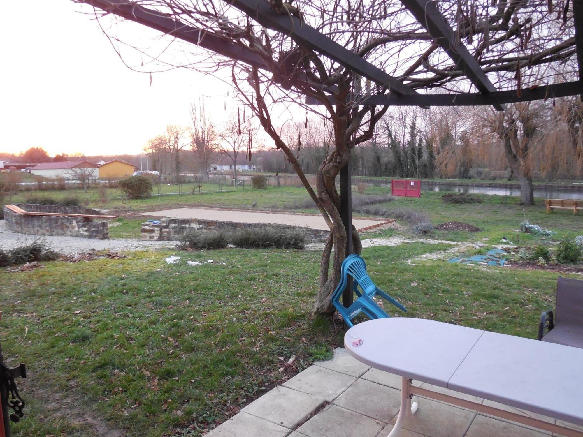 Calme Au Canal De Centre Dennevy 외부 사진